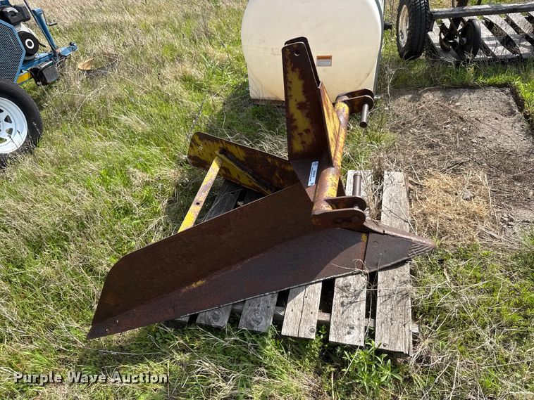 image for item MX9048 Three point ripper