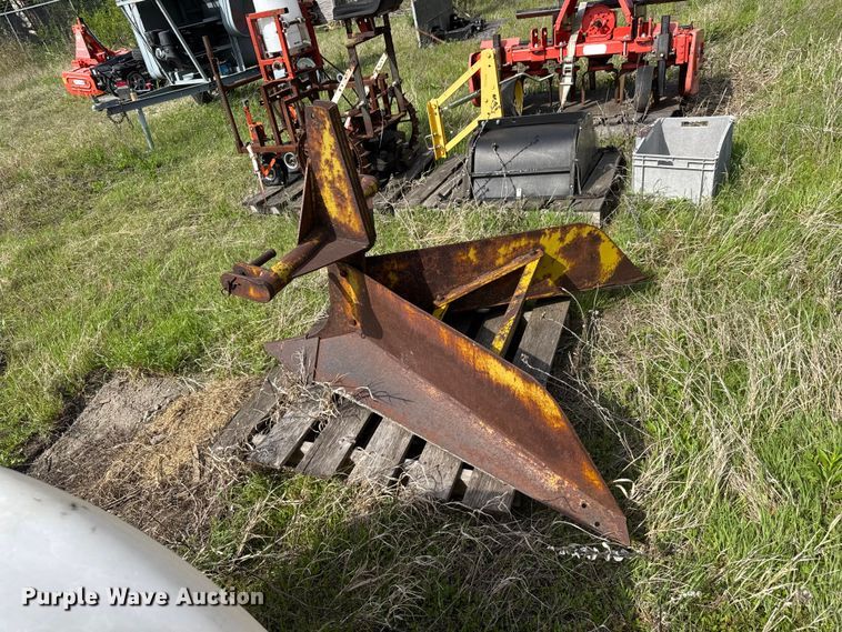 image for item MX9048 Three point ripper