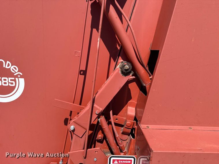 image for item NK9158 Hesston R585 round baler