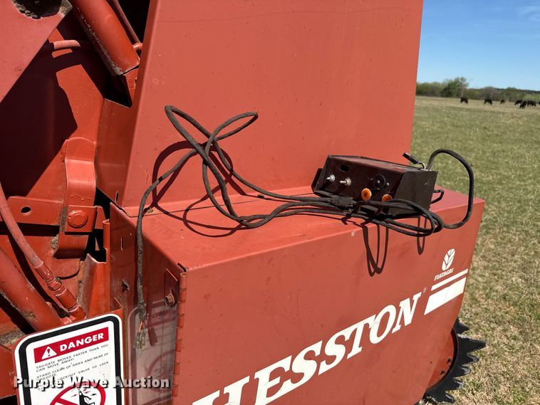 image for item NK9158 Hesston R585 round baler