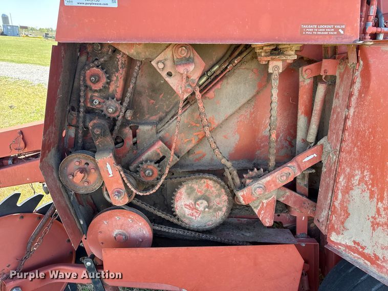 image for item NK9158 Hesston R585 round baler