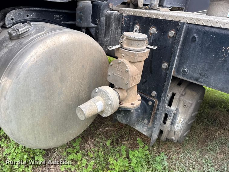 image for item DO8505 2003 Peterbilt 379 semi truck