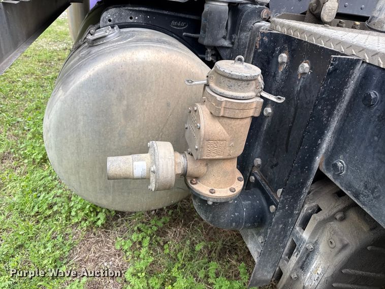 image for item DO8505 2003 Peterbilt 379 semi truck