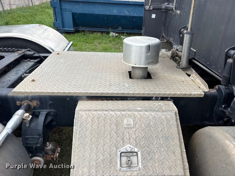 image for item DO8505 2003 Peterbilt 379 semi truck