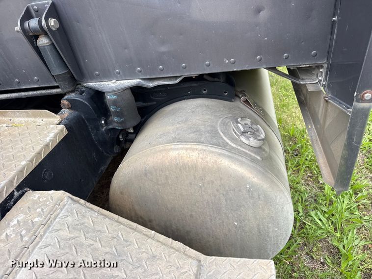 image for item DO8505 2003 Peterbilt 379 semi truck