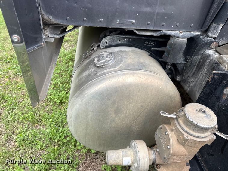 image for item DO8505 2003 Peterbilt 379 semi truck