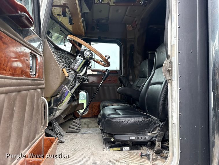 image for item DO8505 2003 Peterbilt 379 semi truck