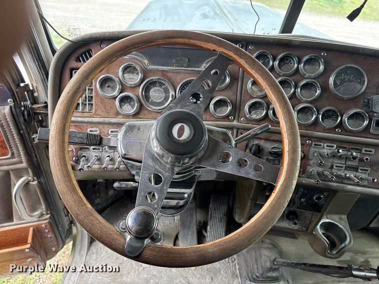 image for item DO8505 2003 Peterbilt 379 semi truck