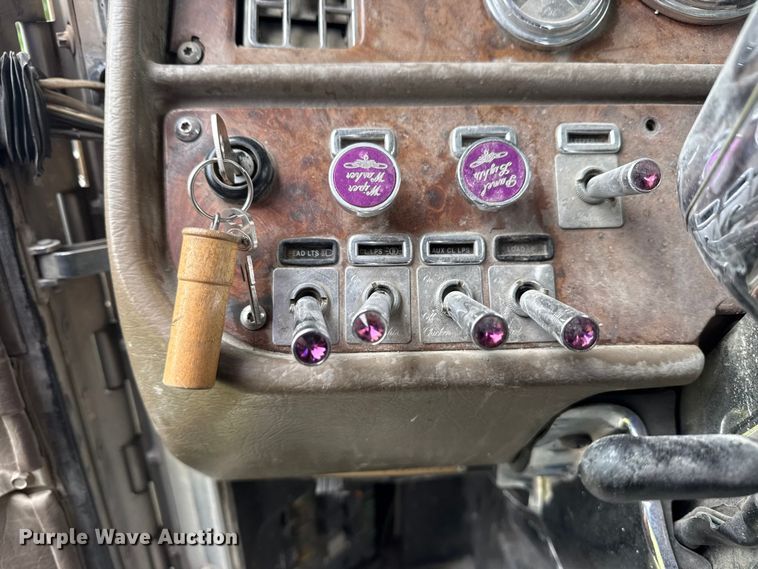 image for item DO8505 2003 Peterbilt 379 semi truck