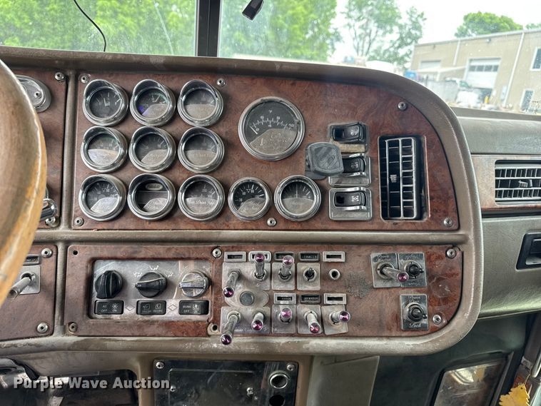 image for item DO8505 2003 Peterbilt 379 semi truck