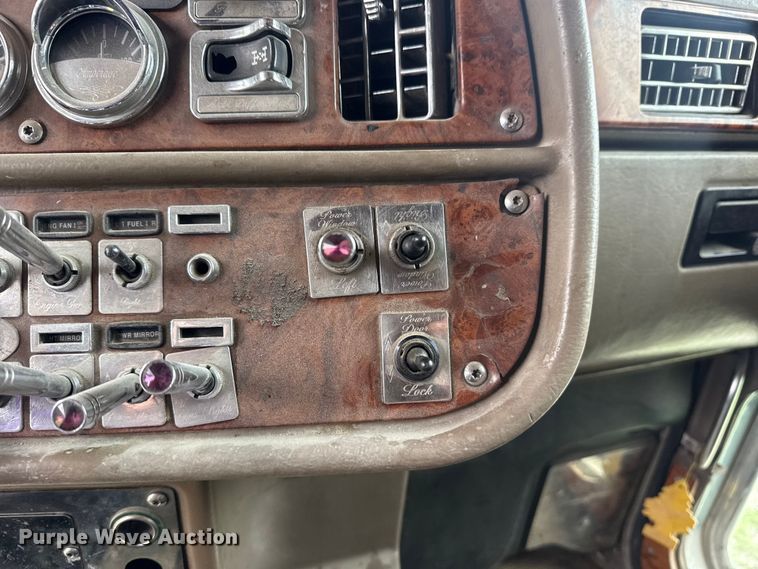 image for item DO8505 2003 Peterbilt 379 semi truck