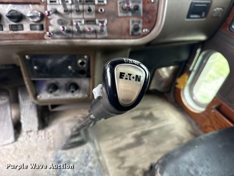 image for item DO8505 2003 Peterbilt 379 semi truck