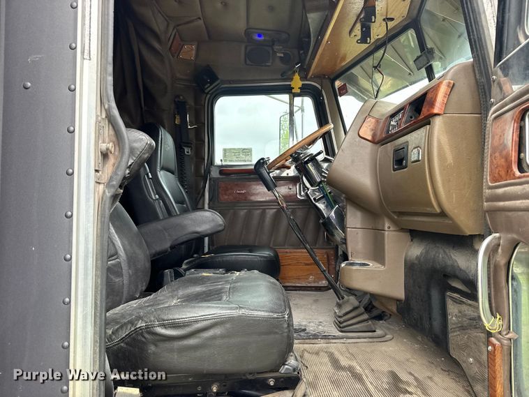 image for item DO8505 2003 Peterbilt 379 semi truck