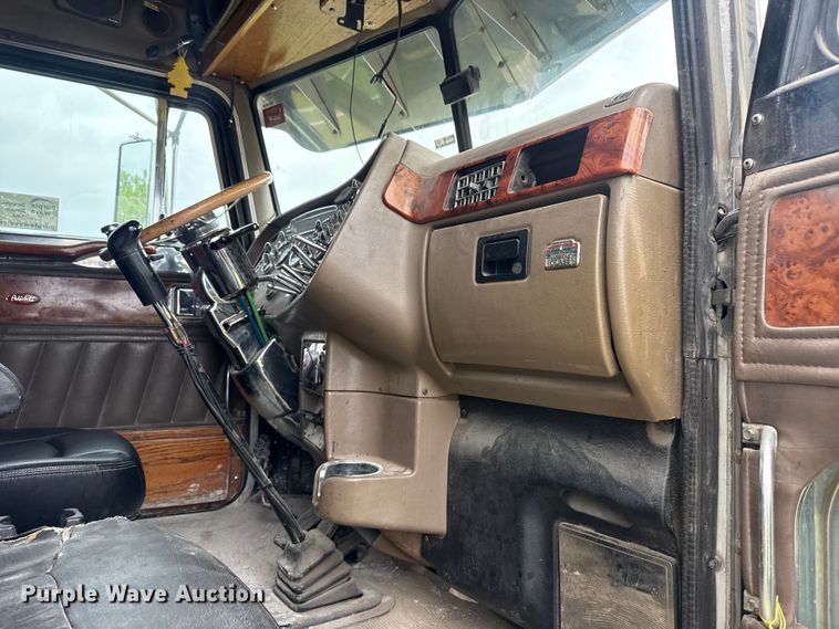 image for item DO8505 2003 Peterbilt 379 semi truck