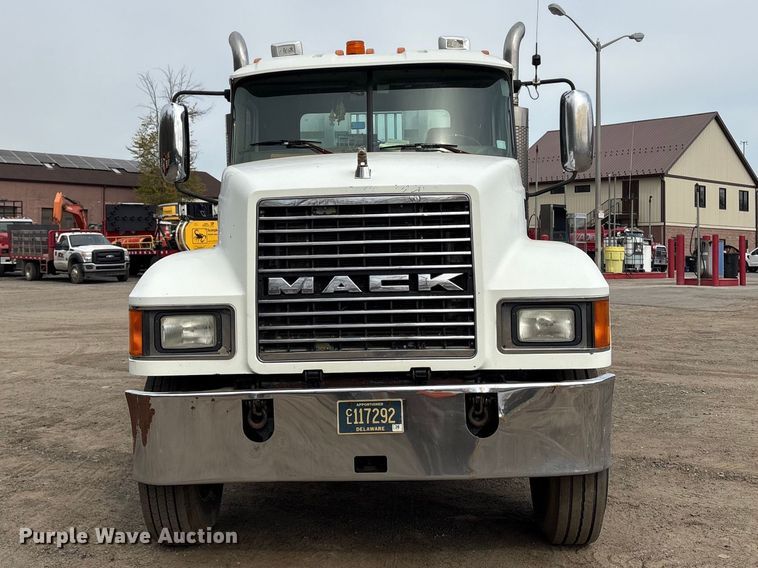 image for item DT2887 2007 Mack CHN613 semi truck