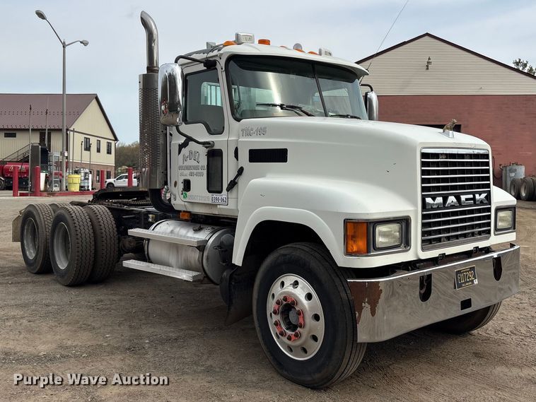 image for item DT2887 2007 Mack CHN613 semi truck