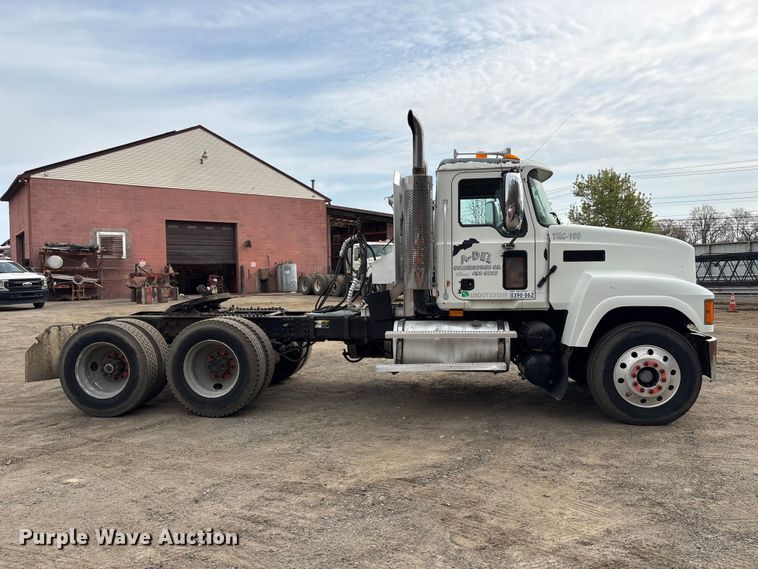 image for item DT2887 2007 Mack CHN613 semi truck