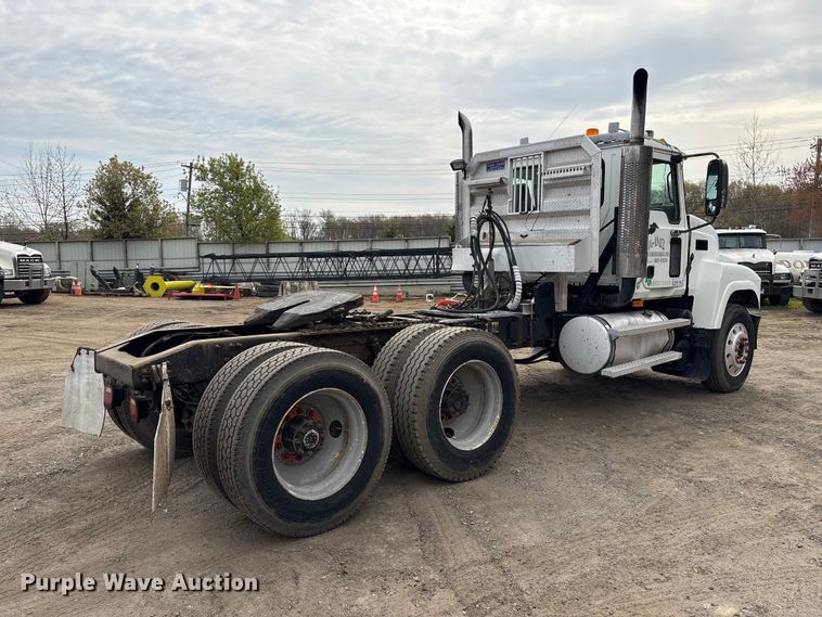 image for item DT2887 2007 Mack CHN613 semi truck