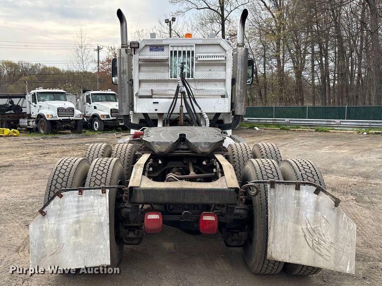 image for item DT2887 2007 Mack CHN613 semi truck