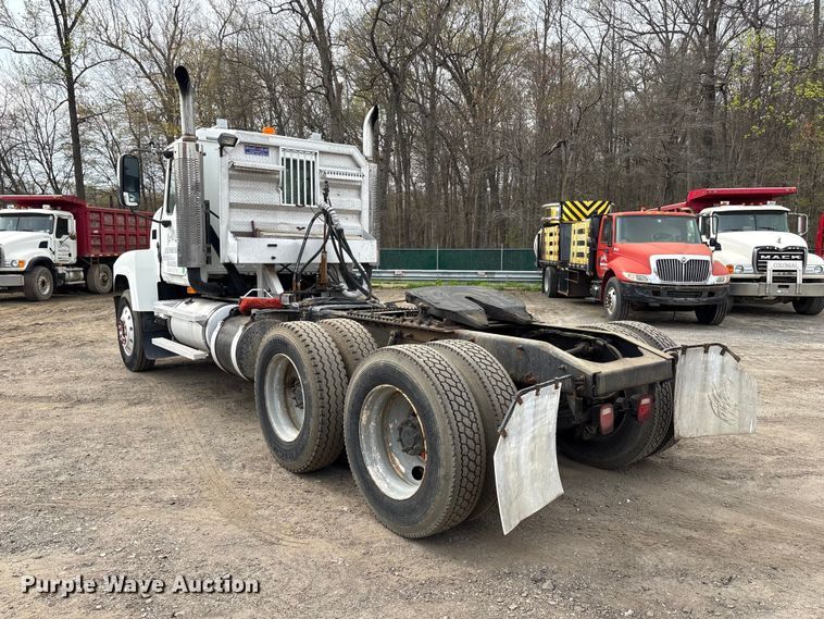 image for item DT2887 2007 Mack CHN613 semi truck