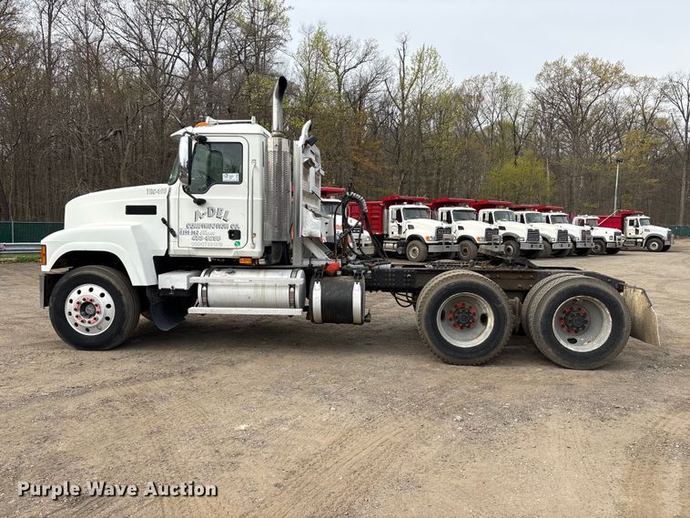 image for item DT2887 2007 Mack CHN613 semi truck