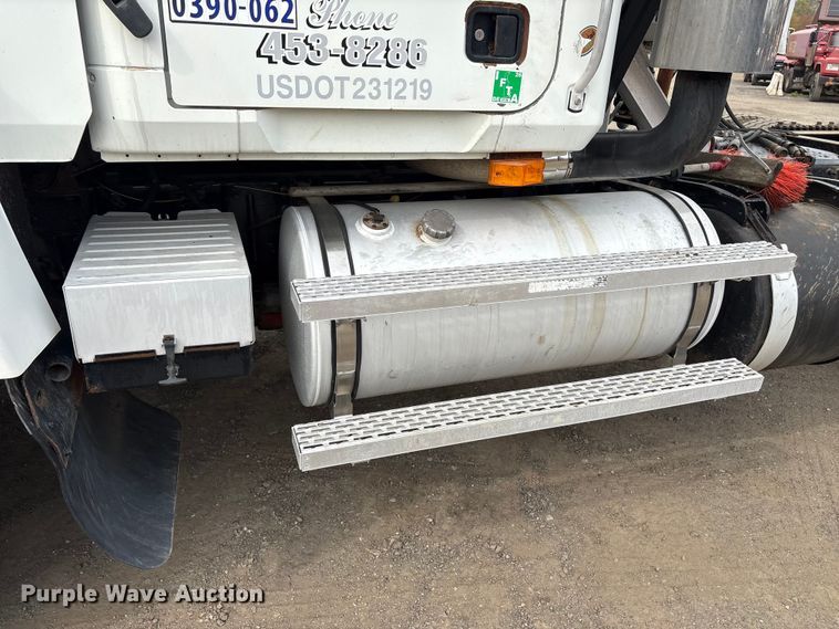 image for item DT2887 2007 Mack CHN613 semi truck