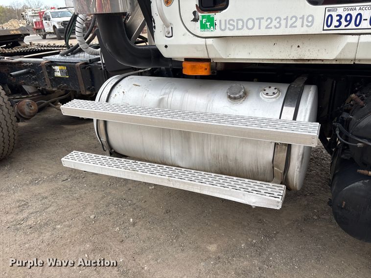 image for item DT2887 2007 Mack CHN613 semi truck