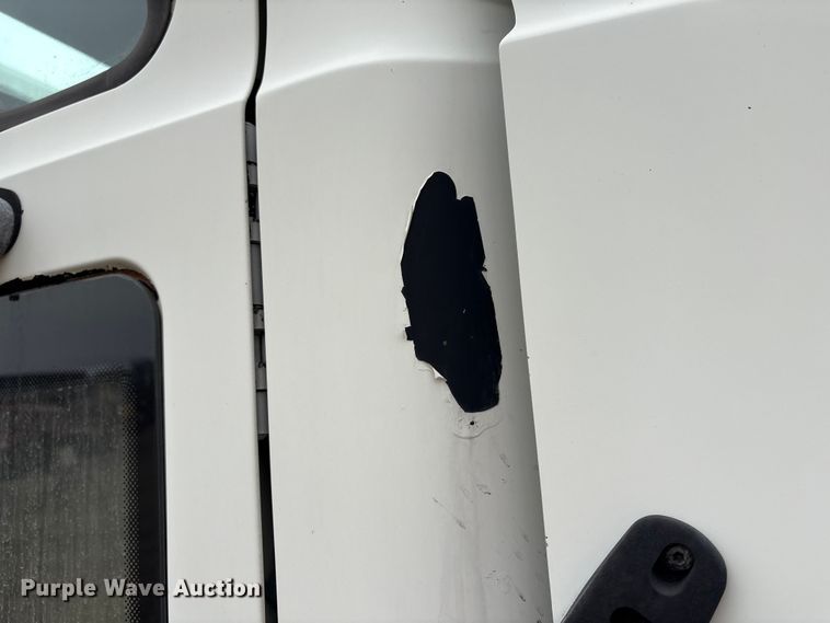 image for item DT2887 2007 Mack CHN613 semi truck