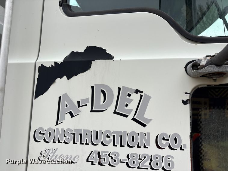 image for item DT2887 2007 Mack CHN613 semi truck