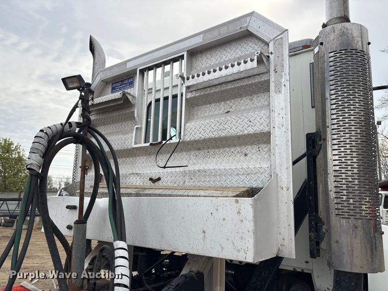 image for item DT2887 2007 Mack CHN613 semi truck