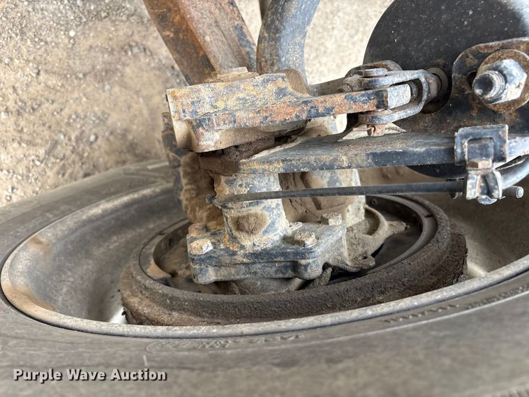 image for item DT2887 2007 Mack CHN613 semi truck