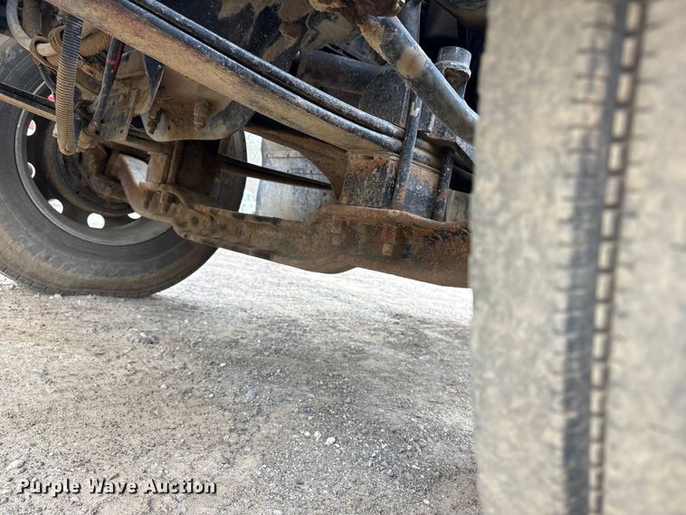 image for item DT2887 2007 Mack CHN613 semi truck