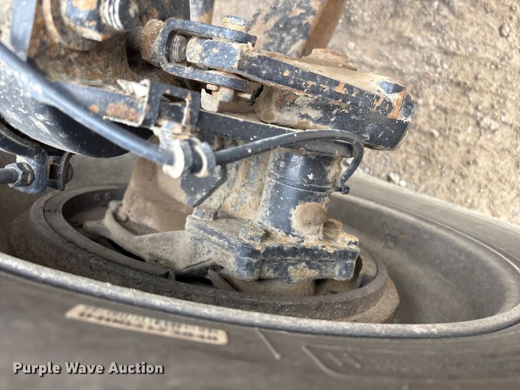 image for item DT2887 2007 Mack CHN613 semi truck