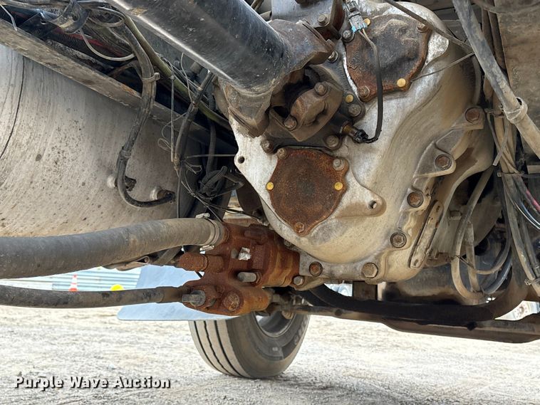 image for item DT2887 2007 Mack CHN613 semi truck