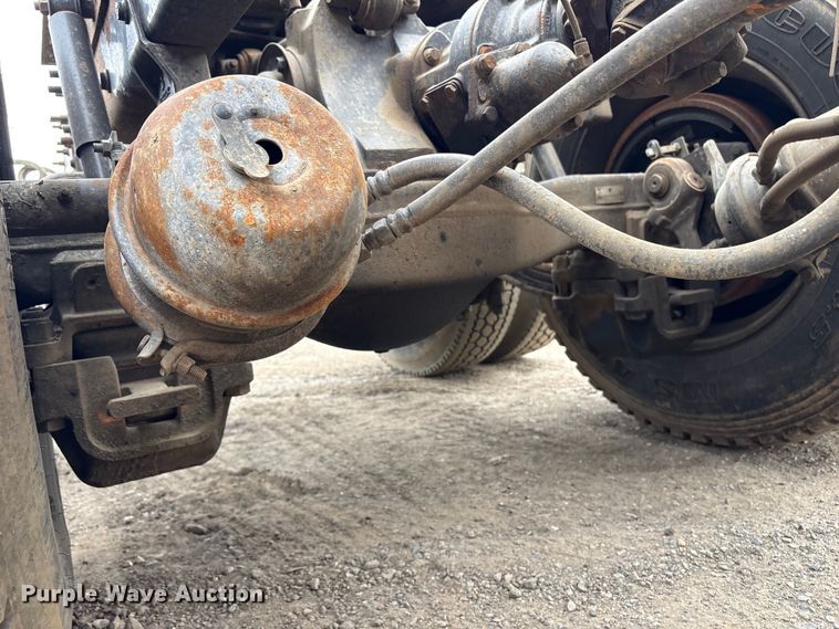 image for item DT2887 2007 Mack CHN613 semi truck