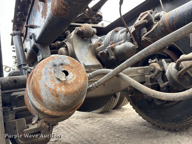 image for item DT2887 2007 Mack CHN613 semi truck