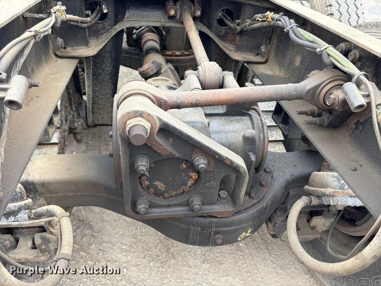 image for item DT2887 2007 Mack CHN613 semi truck