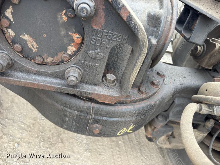 image for item DT2887 2007 Mack CHN613 semi truck