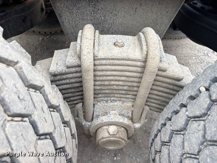 image for item DT2887 2007 Mack CHN613 semi truck