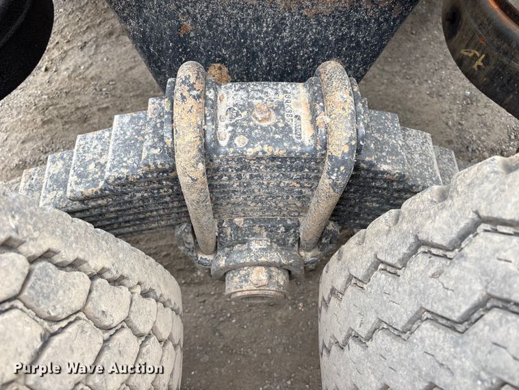 image for item DT2887 2007 Mack CHN613 semi truck