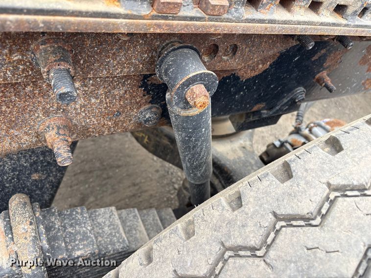 image for item DT2887 2007 Mack CHN613 semi truck