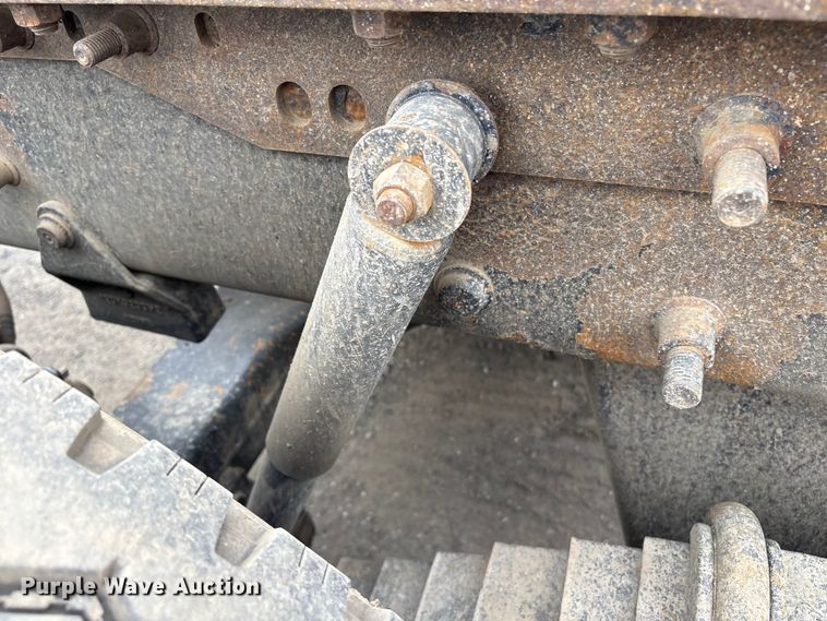 image for item DT2887 2007 Mack CHN613 semi truck