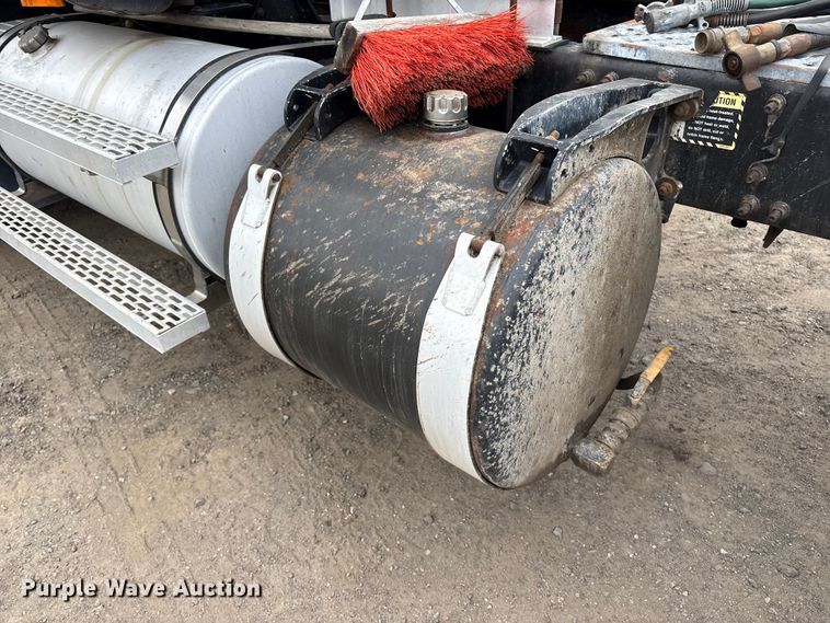 image for item DT2887 2007 Mack CHN613 semi truck