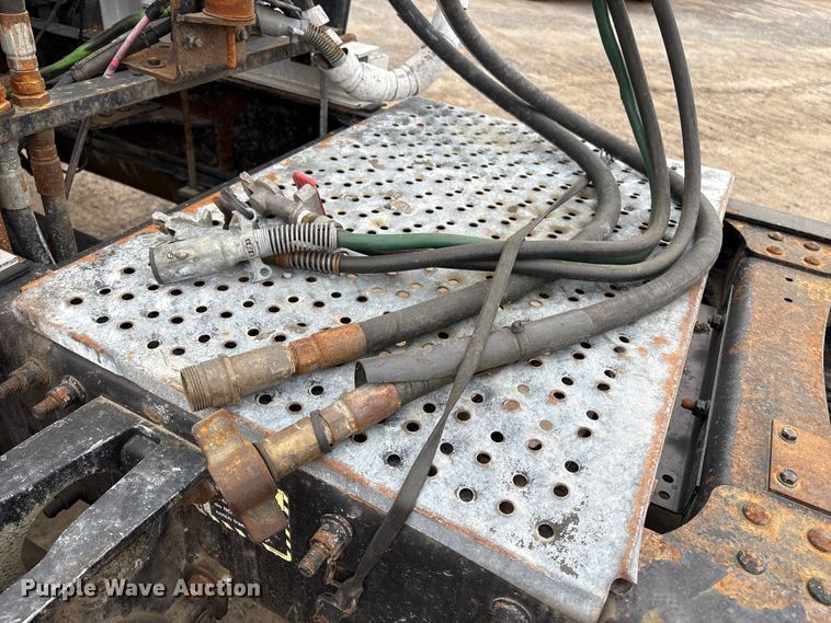 image for item DT2887 2007 Mack CHN613 semi truck