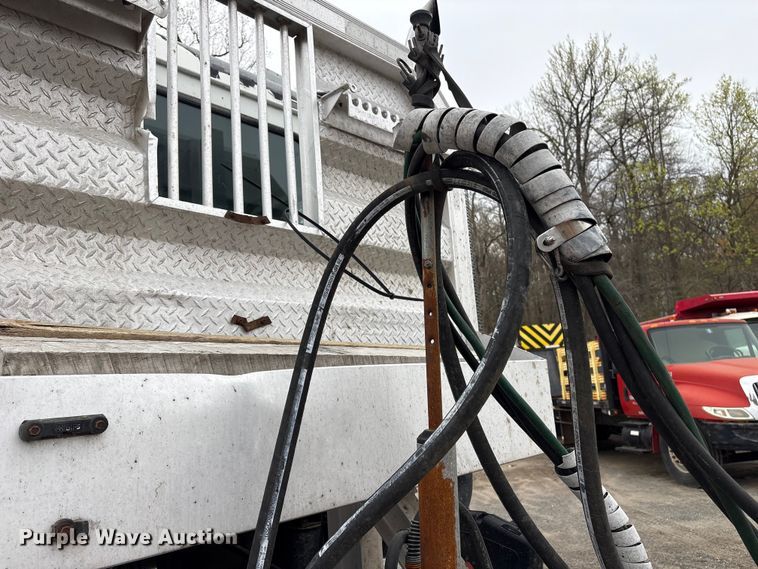 image for item DT2887 2007 Mack CHN613 semi truck