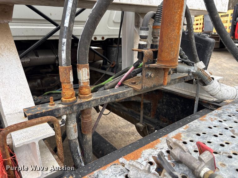 image for item DT2887 2007 Mack CHN613 semi truck