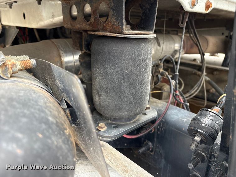 image for item DT2887 2007 Mack CHN613 semi truck