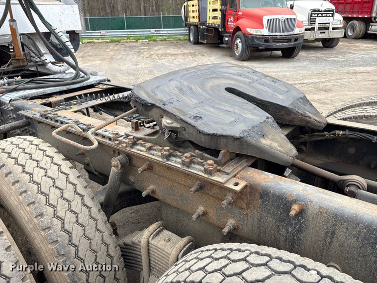 image for item DT2887 2007 Mack CHN613 semi truck