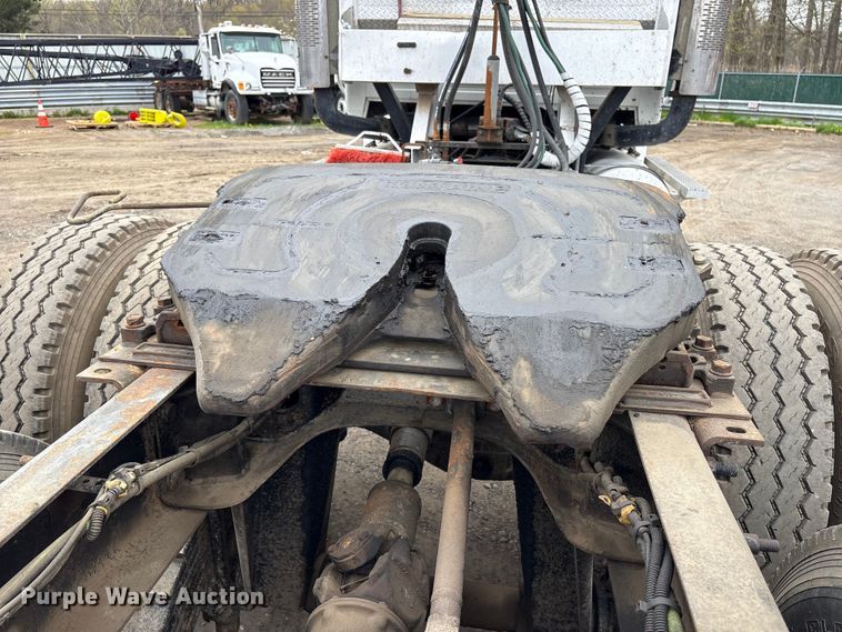 image for item DT2887 2007 Mack CHN613 semi truck