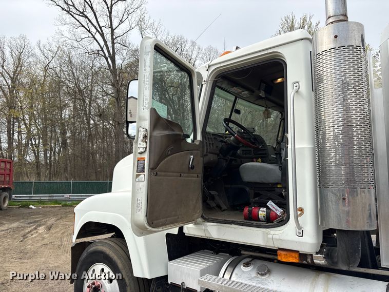 image for item DT2887 2007 Mack CHN613 semi truck